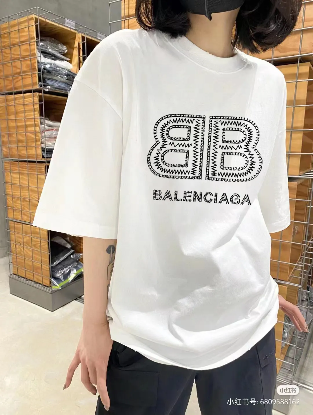 P80✨🔥 BALENCIAGA Paris lettering printed short-sleeved T-shirt. Custom-woven and dyed 300 grams of combed cotton heavyweight fabric. Zero color difference in threads. Perfect details. Different from the current currency version. Welcome to compare. Same Style for men and women. Must-sell in the picture above. Color: White Black Size: 1 2 3 4